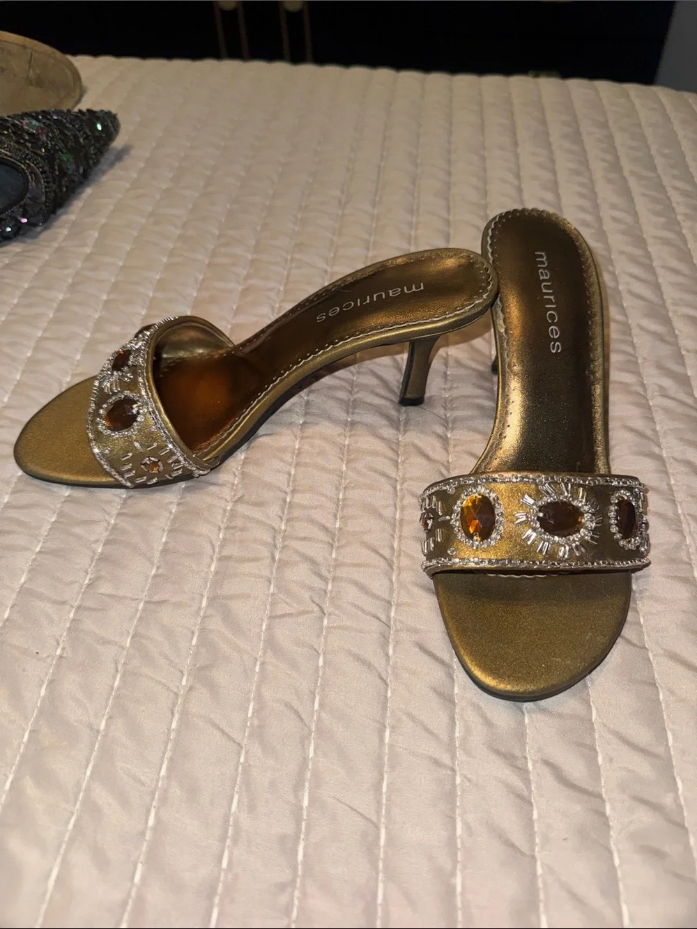 GOLD JEWELED HEELS SIZE 6